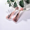 Geometrische Acrylohrringe in Rosa mit schwarzem Tintenmuster und Goldakzenten - Dunkelrosa mit schwarzem Muster (EH00022)