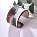 Brazalete ancho de resina ámbar con textura artística de pintura blanca abstracta - Marrón Carei
