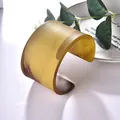 Brazalete ancho minimalista con textura de ámbar y acabado de mármol en resina - Amarillo Mostaza