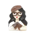 Broche en acrylique style français avec portrait de femme chic, lunettes et béret - Brun Écaille