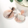 Creolen aus Acryl mit rosa-weißem Marmormuster, abstrakter Tintenoptik und Goldsteckern - Dunkelrosa mit schwarzem Muster (EH00048)