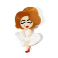 Broche Marilyn Monroe en acrylique avec robe blanc nacré et texture effet marbré - Gingembre Foncé