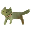 Broche chat en acrylique marbré vert faite main avec détails de collier dorés - Chat Vert Olive Clair