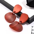 Red-brown acrylic geometric dangle earrings with retro faux wood grain texture - Irregular Matte (EH00142) / Burnt Orange