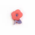 Broche fleur en acrylique rose corail avec cœur violet et finition en résine lisse - Rouge Prune Gris