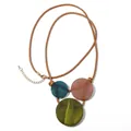 Collier minimaliste en acrylique avec pendentifs en résine tricolore sur cordon brun - Vert Olive
