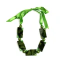 Collar de cuentas verde esmeralda con placas de resina jaspeada y lazo de satén - Colgante de Resina de Mármol Verde Oliva con Cinta de Satén (XL00186)