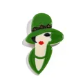 Spilla chic in acrilico con una donna con cappello verde a tesa larga e abito coordinato - Verde