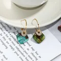 Boucles d'oreilles pendantes en résine à carreaux verts avec crochets dorés - Style Carré Plaid Bleu Vert (EH00127)