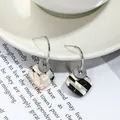 Boucles d'oreilles pendantes géométriques en argent avec pendentif carré nacré - Style Carré Plaid Noir et Blanc (EH00127)