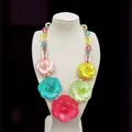 Collier de fleurs colorées en acrylique avec pendentifs en résine sur présentoir - Rose Multicolore