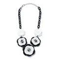 Collier camélia bohème en acrylique avec pétales noir et blanc et chaîne à gros maillons - Noir et Blanc