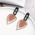 Boucles d'oreilles cœur élégantes en résine rose et alliage doré avec cristaux - Style Cœur Rose Foncé (EH00144)