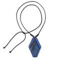 Detalle del colgante acrílico azul oscuro en collar de cordón negro ajustable - Colgante de Mármol Hexagonal Azul Oscuro (XL00014)