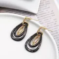 Boucles d'oreilles gouttes entrelacées en métal doré et résine marbrée foncée chic - Style Triple Goutte Café Noir (EH00124)