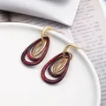 Boucles d'oreilles dorées avec résine marbrée brun-rouge et zircons étincelants - Style Triple Goutte Rouge Foncé (EH00124)