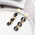 Boucles d'oreilles pendantes en chaîne résine noire et dorée au design élégant - Style de Chaîne Entrelacée Noire (EH00156)