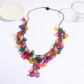 Collier bohème avec pétales en acrylique mat coloré et cordon tressé marron - Coloré
