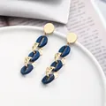 Boucles d'oreilles pendantes vintage en métal doré et maillons résine bleu foncé - Style de Chaîne Entrelacée Bleue (EH00156)