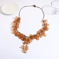 Collier long bohème avec pétales en acrylique ambre sur cordon marron tressé - Café