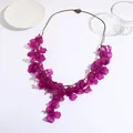 Collier à pétales artistiques en acrylique pourpre magenta avec cordon marron mat - Rose rouge