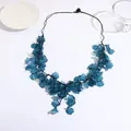Collier avec pétales en acrylique bleu sarcelle et cordon noir pour un style d'été - Bleu foncé