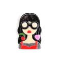 Broche chic en acrylique avec fille de dessin animé, lunettes noires et détails cerise - Multi Noir (XZ00144)