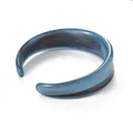 Bracelet jonc en C minimaliste avec texture marbrée gris-bleu et marron - Bleu clair