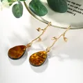 Boucles d'oreilles branche élégantes avec pendentif goutte en résine ambrée - Café Clair Ondulation d'Eau