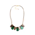 Collier géométrique en résine marbrée de luxe avec fermoir doré sur fond blanc - Style Pendentif Bohème / Vert Foncé + Café Gris