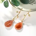 Boucles d'oreilles branche dorée avec pendentifs goutte en résine marron marbré - Rose foncé