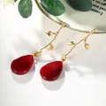 Boucles d'oreilles branche dorée avec pendentifs goutte acrylique rouge foncé - Rouge Foncé