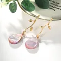 Boucles d'oreilles branche dorée et goutte en résine rose nacrée élégante - Gris-Vert Bleu Ondulation