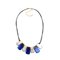 Collier court avec pendentifs géométriques en résine bleu et gris sur cordon noir - Style Pendentif Bohème / Bleu Royal + Café Gris Clair