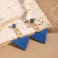 Boucles d'oreilles pendantes vintage en acrylique bleu foncé avec zircons dorés - Style Grand Triangle Glacé Bleu (EH00180)