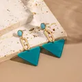Boucles d'oreilles géométriques vintage avec accents acryliques turquoise et métal doré - Style Triangle Inversé Sarcelle (EH00180)