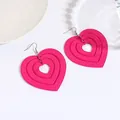 Boucles d'oreilles cœur acrylique rouge rose avec design concentrique à trois couches - Design de cœur imbriqué (EH00034) / Rouge Rose