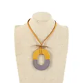 Collar bohemio con colgante ovalado de resina amarilla y gris en cordón - Colgante Ovalado Bicolor Amarillo Mostaza y Gris Oscuro (XL00022)