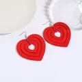Boucles d'oreilles cœur en acrylique rouge à trois couches avec crochets argentés élégants - Design de cœur imbriqué (EH00034) / Rouge