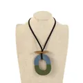 Collar bohemio con colgante de flores multicapa en resina verde y azul oscuro - Colgante Ovalado Bicolor Azul Tinta y Verde Oliva (XL00022)