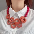 Collier en acrylique rouge avec pendentif hexagonal multicouche au design nid d'abeille - Corail