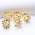 Detalle de cinco capuchones de flores bañados en oro de 18K con relieves para cuentas - Pequeño / Baño de Oro 18K