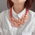 Collier bohème en acrylique avec découpes hexagonales rose corail et perles de résine - Rose Orangé