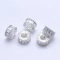 Nahaufnahme der 18k vergoldeten Zwischenperlen mit Zirkonia-Mikropflaster und Milgrain-Rand - 6mm / Silber (Farbbeständig)