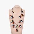 Sautoir avec pendentifs feuilles colorés en acrylique sur cordon noir pour femmes - Rouge