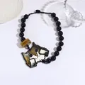 Collana chic di perline nere con ciondolo a cane retrò e anello color ambra - Giallo Senape Con Motivi Neri