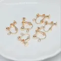 Dettaglio di convertitori per orecchini dorati a spirale regolabile in un piatto bianco - Oro rosa