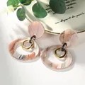 Boucles d'oreilles pendantes en acétate marbre rose avec double anneau et détails dorés - Café Clair Brossé (EH00005)