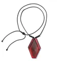 Collar bohemio con colgante hexagonal de resina roja y cordón negro trenzado ajustable - Colgante de Mármol Hexagonal Rojo Oscuro (XL00014)