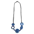 Collar bohemio multicapa con colgantes de resina jaspeada azul y cordón trenzado - Colgante Geométrico de Capas Azul Oscuro (XL00184)